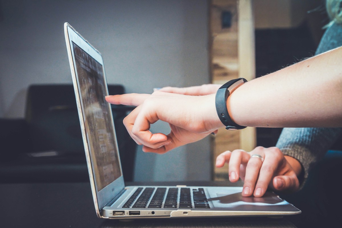 使用笔记本交流与核对信息，仅为主题配图